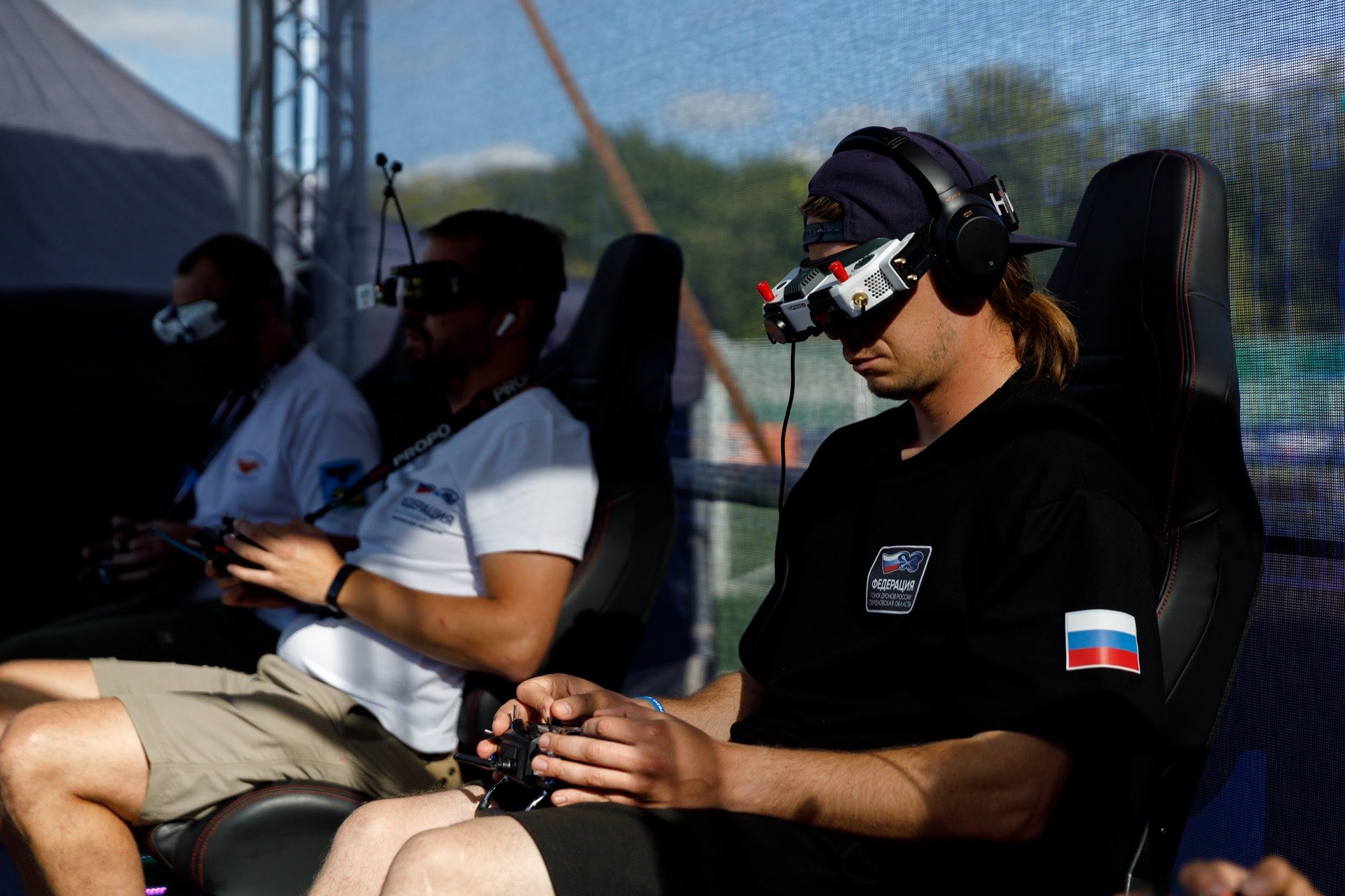 Влад пилотирует в FPV-шлеме на соревнованиях